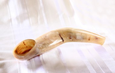Shofar (horn) üzerinde beyaz dua talit. metin için yer. Rosh hashanah (Yahudi tatil) kavramı. geleneksel tatil sembolü.