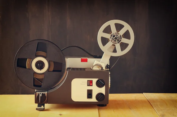 Alter 8mm Filmprojektor über Holztisch und strukturiertem Hintergrund — Stockfoto