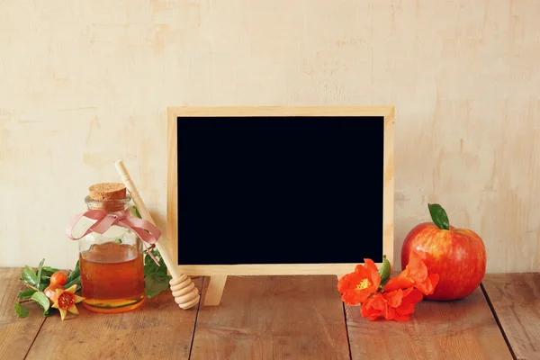 Concepto de rosh hashanah (fiesta de los judíos) pizarra, miel y granada sobre la mesa de madera. símbolos festivos tradicionales . — Foto de Stock