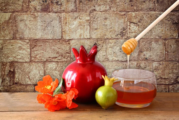 Rosh hashanah (jewesh holiday) concept - honey and pomegranate over wooden table. traditional holiday symbols. — Stock Photo, Image