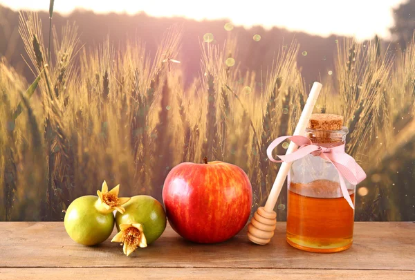 Rosh hashanah (jewesh ferie) koncept honning, æble og granatæble over træbord. traditionelle feriesymboler . - Stock-foto