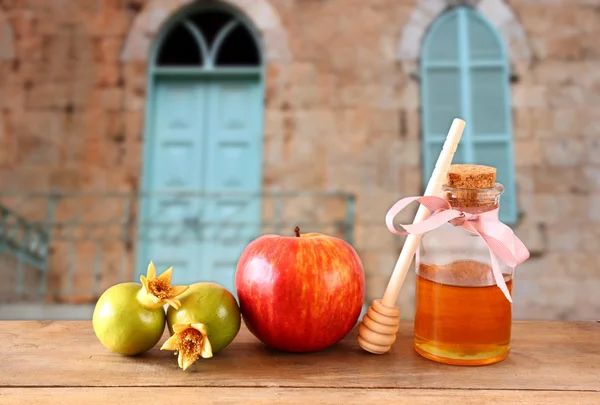 Concepto de hashaná rosado (fiesta judía) miel, manzana y granada sobre la mesa de madera. símbolos festivos tradicionales . — Foto de Stock