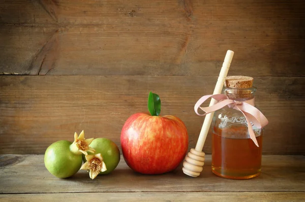 Concepto de hashaná rosado (fiesta judía) miel, manzana y granada sobre la mesa de madera. símbolos festivos tradicionales . — Foto de Stock