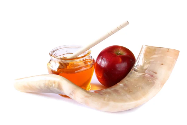 Shofar (horn), honey, apple isolated on white. rosh hashanah (jewish holiday) concept . traditional holiday symbol. — Stok fotoğraf