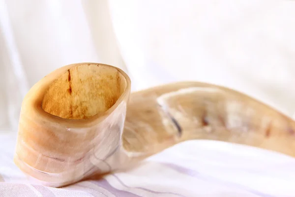Shofar (horn) på vit bön talit. utrymme för text. Rosh Hashana (judiska semester) koncept. traditionell semester symbol. — Stockfoto