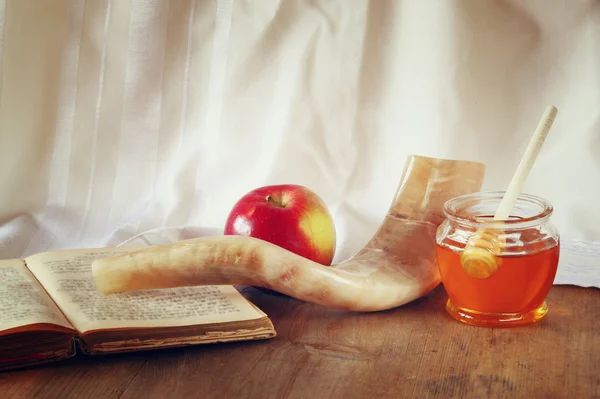 Rosh hashanah (jewesh holiday) concept - shofar, torah book, honey, apple and pomegranate over wooden table. traditional holiday symbols. — Zdjęcie stockowe