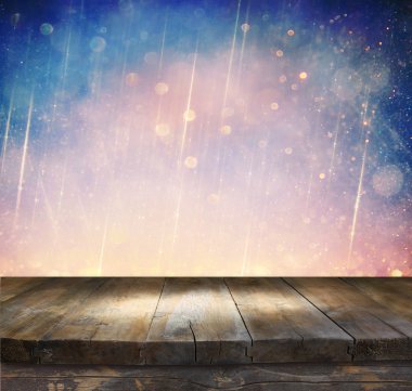 rustik ahşap masa parlak gümüş, mavi ve altın önünde bokeh ışıklar