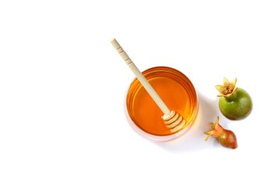 Rosh hashanah (jewesh tatil) kavramı - bal ve nar beyaz izole. geleneksel tatil sembolleri.