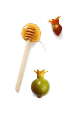 Rosh hashanah (jewesh tatil) kavramı - bal ve nar beyaz izole. geleneksel tatil sembolleri.