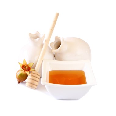 Rosh hashanah (jewesh tatil) kavramı - bal ve nar beyaz izole. geleneksel tatil sembolleri.