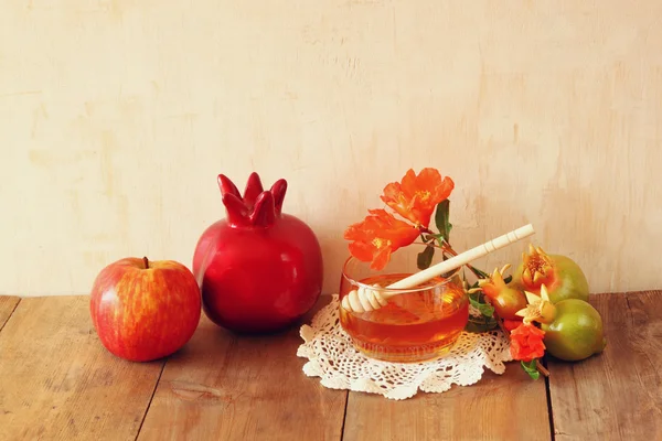 Ros hásáná (jewesh holiday) fogalom - méz-, alma- és gránátalma-fából készült asztal fölött. hagyományos ünnep szimbólumok. — Stock Fotó
