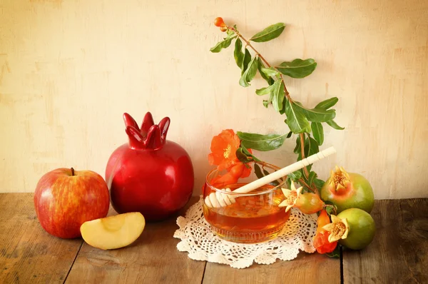 Rosh hashanah (jewesh vakantie) concept - honing, apple en granaatappel over houten tafel. traditionele vakantie symbolen. — Stockfoto