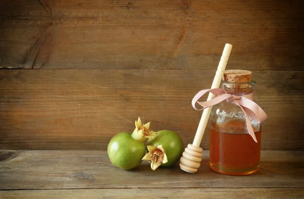 Rosh hashanah (férias de jewesh) conceito - mel e romã sobre mesa de madeira. símbolos de férias tradicionais . — Fotografia de Stock