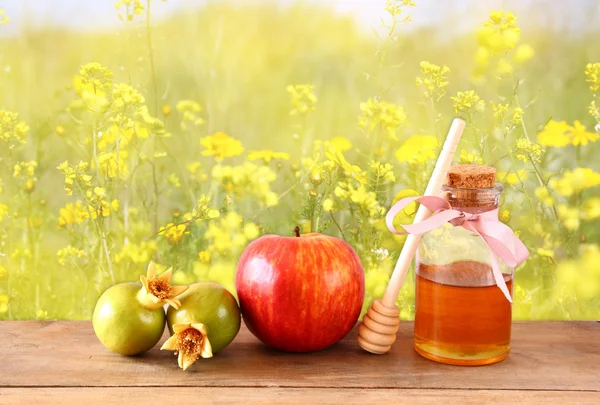 犹太新年 (jewesh 假日) 概念-蜂蜜、 苹果、 石榴在木桌。传统节日符号. — 图库照片
