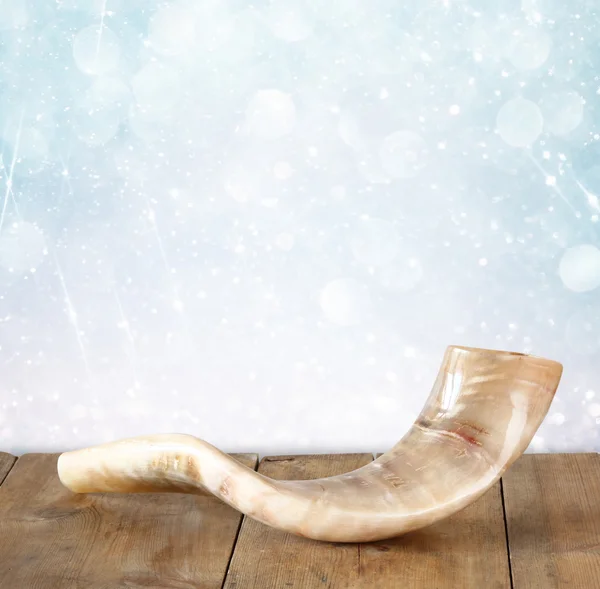 Shofar (horn) on wooden table. rosh hashanah (jewish holiday) concept . traditional holiday symbol. — Stockfoto