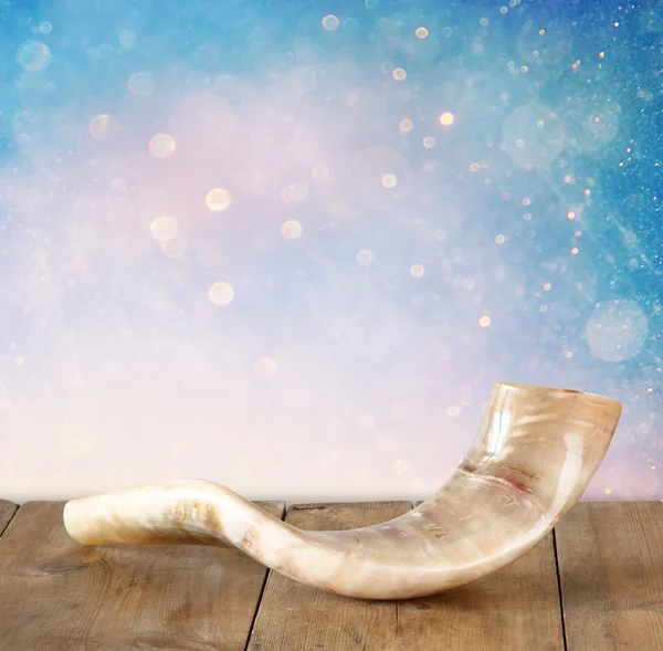 Shofar (horn) on wooden table. rosh hashanah (jewish holiday) concept . traditional holiday symbol. — Stock fotografie