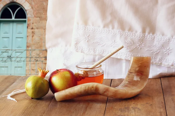 Rosh hashanah (jewesh holiday) concept - shofar, torah book, honey, apple and pomegranate over wooden table. traditional holiday symbols. — Φωτογραφία Αρχείου