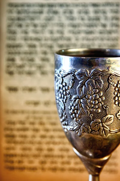 Vintage shabbath silver cup of wine in front of torah prayer book — Stock Photo, Image