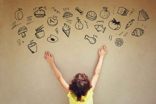 Vue arrière de mignon enfant imaginer les aliments varius avec ensemble d'infographies sur fond mural texturé — Photo