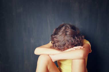 oturma ve yüzü ile korkmuş küçük bir çocuk silah arasında kaplı. çocuk istismarı kavramı