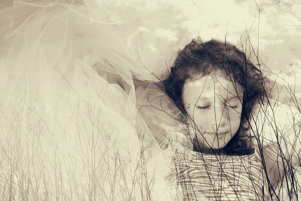 Абстрактное изображение Двойного воздействия поздних завтраков осенью и милого счастливого ребенка во сне. черно-белый стиль фото — стоковое фото