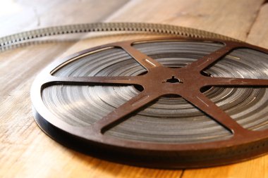 Üstten Görünüm görüntü eski ahşap arka plan üzerinde 8 mm film reel