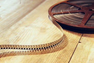 Üstten Görünüm görüntü eski ahşap arka plan üzerinde 8 mm film reel