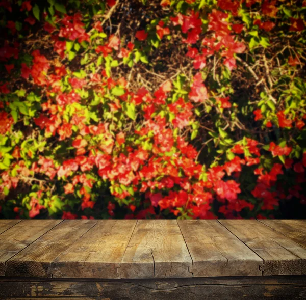 Mesa de madeira na frente da flor de outono — Fotografia de Stock