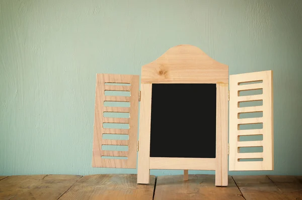 Imagem de moldura clássica de madeira vintage na mesa de madeira. imagem filtrada — Fotografia de Stock