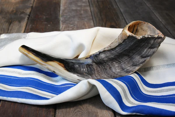 Shofar (horn) on white prayer talit. room for text. rosh hashanah (jewish holiday) concept . traditional holiday symbol. — Stock Photo, Image