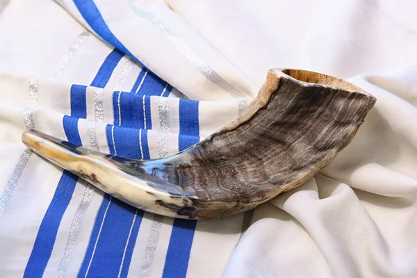 Shofar (cuerno) en la oración blanca talit. espacio para el texto. concepto rosh hashanah (fiesta judía). símbolo festivo tradicional . —  Fotos de Stock