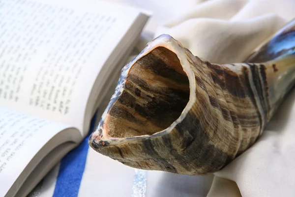 Shofar (Horn) auf weißem Gebetstalit. Raum für Text. rosh hashanah (jüdischer Feiertag) Konzept. traditionelles Feiertagssymbol. — Stockfoto