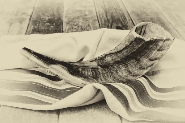 Shofar (cuerno) en la oración blanca talit. espacio para el texto. concepto rosh hashanah (fiesta judía). símbolo festivo tradicional . —  Fotos de Stock