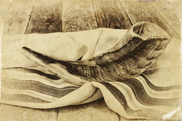 Shofar (corne) sur talit de prière blanche. chambre pour le texte. rosh hashanah (vacances juives) concept. symbole traditionnel de vacances . — Photo