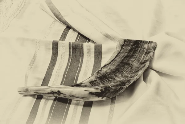 Shofar (corne) sur talit de prière blanche. chambre pour le texte. rosh hashanah (vacances juives) concept. symbole traditionnel de vacances . — Photo