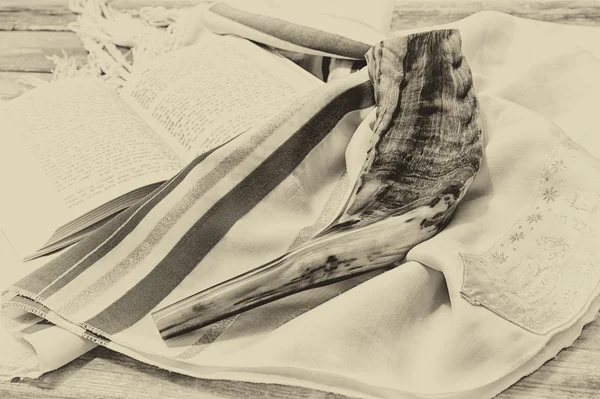 Shofar (Horn) auf weißem Gebetstalit. Raum für Text. rosh hashanah (jüdischer Feiertag) Konzept. traditionelles Feiertagssymbol. — Stockfoto