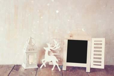 Dekoratif kara tahta çerçeve ve ahşap masa üzerinde ahşap geyik soyut süzülmüş fotoğrafı. metin veya mockup için hazır
