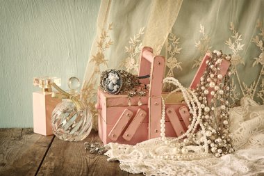 antika ahşap takı kutusu