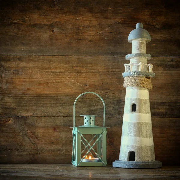 Conceito de noite estilo de vida náutico. velho farol vintage e lanterna na mesa de madeira. imagem filtrada vintage — Fotografia de Stock