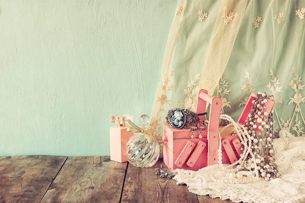 Antique wooden jewelry box — Stock Photo, Image