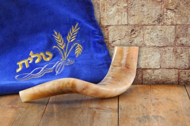 görüntü shofar (horn) ve kelime talit (dua) yazılı bi ön Kudüs antik duvar ile dua durum. Rosh hashanah (Yahudi tatil) kavramı. geleneksel tatil sembolü.