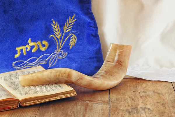 Imagem de shofar (chifre) e caso de oração com talit palavra (oração) escrito sobre ele. espaço para texto. rosh hashanah (feriado judaico) conceito. símbolo de férias tradicional . — Fotografia de Stock