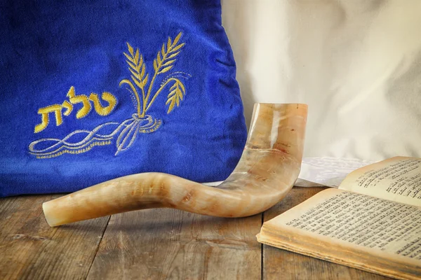 Imagem de shofar (chifre) e caso de oração com talit palavra (oração) escrito sobre ele. espaço para texto. rosh hashanah (feriado judaico) conceito. símbolo de férias tradicional . — Fotografia de Stock