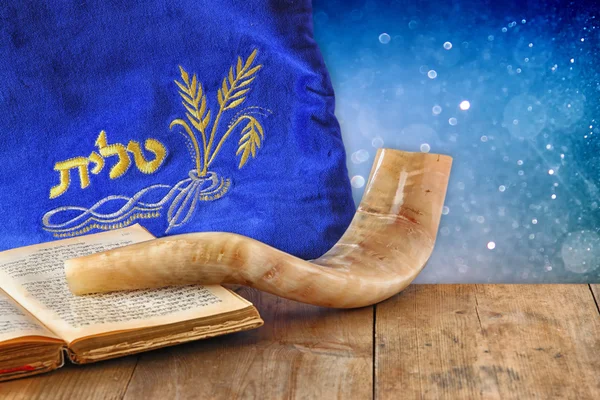 羊角 (角) 和祷告例词 talit (祷告) 写在它的形象。文本的余地。犹太新年 (犹太假日) 概念。传统节日符号. — 图库照片