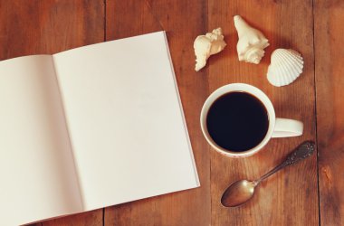 Açık defter ile kahve