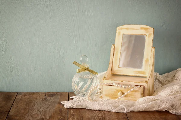 Антикварна дерев'яна ювелірна коробка — стокове фото
