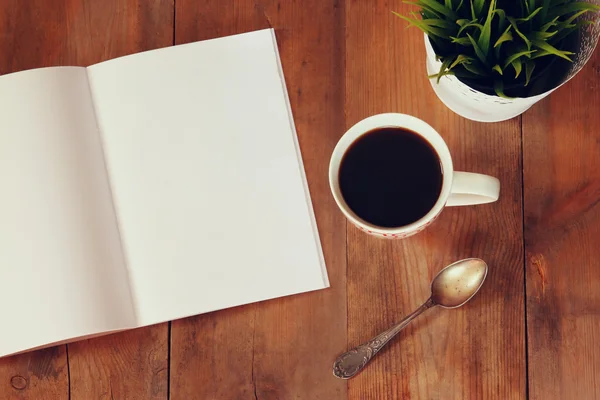 Cuaderno abierto con taza de café — Foto de Stock