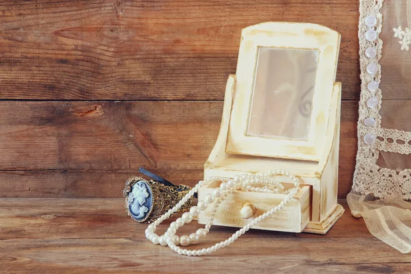 Antique wooden jewelry box — Stock Photo, Image