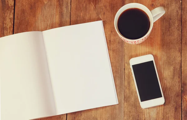 Apri il quaderno con caffè e smartphone — Foto Stock