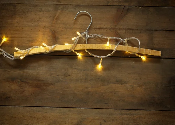 Hanger met gouden garland — Stockfoto